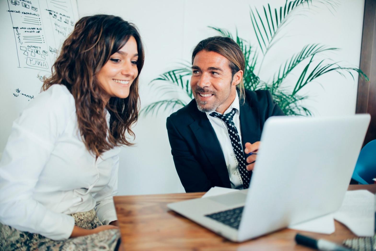 Bureau de conseil financier mirathenqos avec espace de consultation moderne